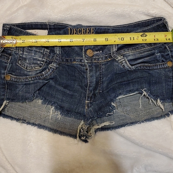 Decree SZ 5 Micro Distressed Cut-off Denim Shorts - Picture 7 of 8